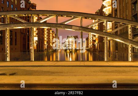 Brücke in Hamburgs Speicherstadt mit den Speicherschloesschen im Hintergrund Stockfoto