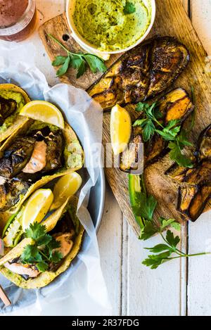 Taco shells mit gebratenen Auberginen und Stil Houmous Stockfoto