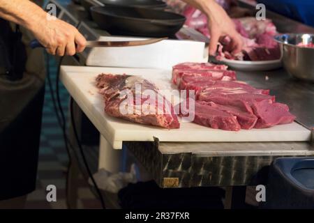 Steaks werden geschnitten Stockfoto