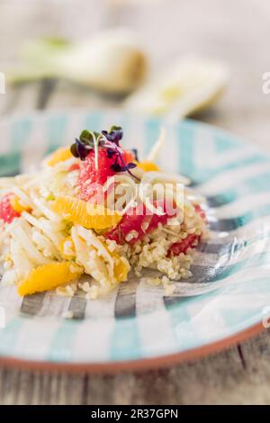 Bulgur und Fenchel Salat mit Zitrusfrüchten Stockfoto