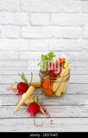 Gesunder veganischer roher Salat in einem Glas mit Platz für Text Stockfoto