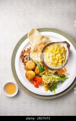 Nasi Jagung (Indonesische Mais Reis) mit Beilagen Stockfoto