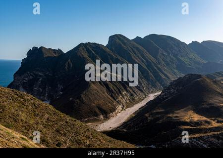 Zerklüftete Berge westlich von Salalah, Oman Stockfoto