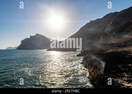 Hintergrundbeleuchtung der zerklüfteten Klippen nördlich von Mughsail Beach, Salalah, Oman Stockfoto