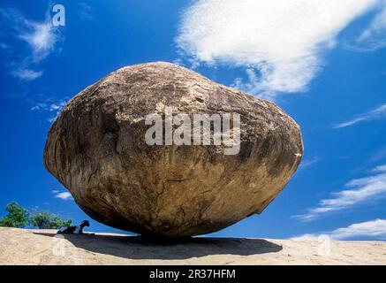 Krishnas Butterkugel in Mahabalipuram Mamallapuram, Tamil Nadu Tamilnadu, Südindien, Indien, Asien. UNESCO-Weltkulturerbe Stockfoto