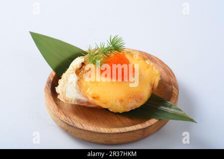 Gebackene gefüllte Krabbenschale mit Käse, japanisches Essen Stockfoto