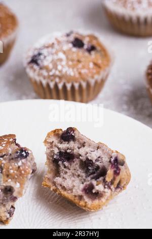 Frischer Blaubeer-Muffin aufgespalten Stockfoto