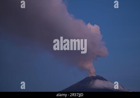 Puebla. 22. Mai 2023. Dieses Foto wurde am 22. Mai 2023 aufgenommen und zeigt einen Blick auf den Vulkan Popocatepetl aus dem Bundesstaat Puebla, Mexiko. Am Sonntag erhöhten die mexikanischen Behörden die Alarmstufe aufgrund der jüngsten erhöhten Aktivität des Vulkans Popocatepetl. Die Alarmstufe wurde von der gelben Phase zwei auf die gelbe Phase drei erhöht, einen Schritt unter der roten Alarmstufe, sagte Laura Velazquez, Leiterin der mexikanischen Nationalen Katastrophenschutzbehörde, bei einer Pressekonferenz. Kredit: Xin Yuewei/Xinhua/Alamy Live News Stockfoto