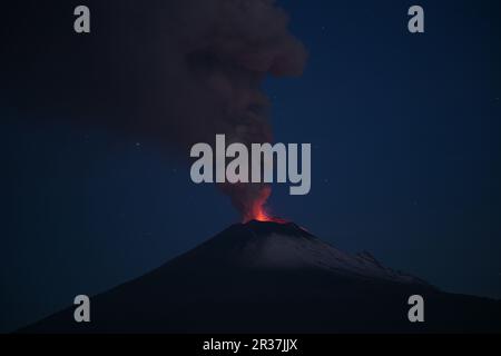 Puebla. 22. Mai 2023. Dieses Foto wurde am 22. Mai 2023 aufgenommen und zeigt einen Blick auf den Vulkan Popocatepetl aus dem Bundesstaat Puebla, Mexiko. Am Sonntag erhöhten die mexikanischen Behörden die Alarmstufe aufgrund der jüngsten erhöhten Aktivität des Vulkans Popocatepetl. Die Alarmstufe wurde von der gelben Phase zwei auf die gelbe Phase drei erhöht, einen Schritt unter der roten Alarmstufe, sagte Laura Velazquez, Leiterin der mexikanischen Nationalen Katastrophenschutzbehörde, bei einer Pressekonferenz. Kredit: Xin Yuewei/Xinhua/Alamy Live News Stockfoto
