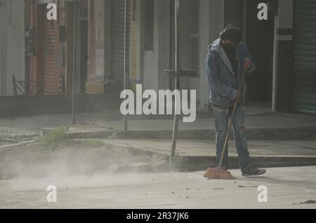 Puebla, Mexiko. 22. Mai 2023. Ein Mann fegt Asche, die durch die Aktivität des Vulkans Popocatepetl im Bundesstaat Puebla, Mexiko, am 22. Mai 2023 verursacht wurde. Am Sonntag erhöhten die mexikanischen Behörden die Alarmstufe aufgrund der jüngsten erhöhten Aktivität des Vulkans Popocatepetl. Die Alarmstufe wurde von der gelben Phase zwei auf die gelbe Phase drei erhöht, einen Schritt unter der roten Alarmstufe, sagte Laura Velazquez, Leiterin der mexikanischen Nationalen Katastrophenschutzbehörde, bei einer Pressekonferenz. Kredit: Francisco Canedo/Xinhua/Alamy Live News Stockfoto