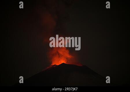 Puebla. 22. Mai 2023. Dieses Foto wurde am 22. Mai 2023 aufgenommen und zeigt einen Blick auf den Vulkan Popocatepetl aus dem Bundesstaat Puebla, Mexiko. Am Sonntag erhöhten die mexikanischen Behörden die Alarmstufe aufgrund der jüngsten erhöhten Aktivität des Vulkans Popocatepetl. Die Alarmstufe wurde von der gelben Phase zwei auf die gelbe Phase drei erhöht, einen Schritt unter der roten Alarmstufe, sagte Laura Velazquez, Leiterin der mexikanischen Nationalen Katastrophenschutzbehörde, bei einer Pressekonferenz. Kredit: Xin Yuewei/Xinhua/Alamy Live News Stockfoto
