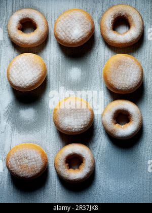 Verschiedene Donuts mit Puderzucker Stockfoto