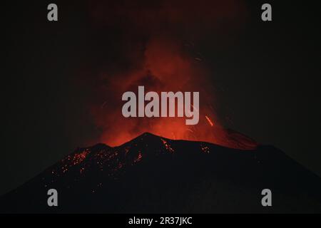 Puebla. 22. Mai 2023. Dieses Foto wurde am 22. Mai 2023 aufgenommen und zeigt einen Blick auf den Vulkan Popocatepetl aus dem Bundesstaat Puebla, Mexiko. Am Sonntag erhöhten die mexikanischen Behörden die Alarmstufe aufgrund der jüngsten erhöhten Aktivität des Vulkans Popocatepetl. Die Alarmstufe wurde von der gelben Phase zwei auf die gelbe Phase drei erhöht, einen Schritt unter der roten Alarmstufe, sagte Laura Velazquez, Leiterin der mexikanischen Nationalen Katastrophenschutzbehörde, bei einer Pressekonferenz. Kredit: Xin Yuewei/Xinhua/Alamy Live News Stockfoto