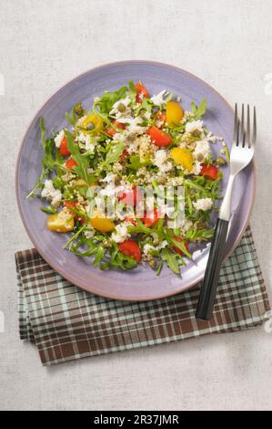 Quinoa-Salat mit Krabbenfleisch, Tomaten und Rucola Stockfoto