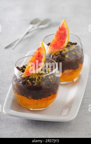 Pot de Cream (Schokoladendessert, Frankreich) auf Orangenmarmelade Stockfoto