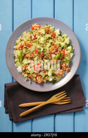 Tabouleh mit Tomaten, Gurken, Minze und Petersilie Stockfoto