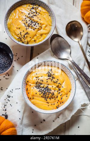 Kürbissuppe mit schwarzen Sesamsamen Stockfoto