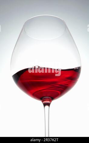 Eine Welle Rotwein in einem Glas Stockfoto