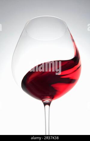 Verwirbelt werden, in ein Glas Rotwein Stockfoto