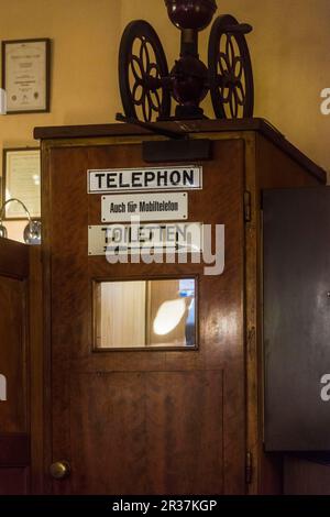 Alte Telefonzelle im Kaffeehaus Wien, Österreich Stockfoto