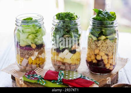 Verschiedene Salate in Gläsern für einen Brunch in einem Buffet zubereitet Stockfoto