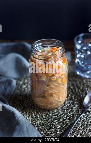 Nudeln Suppe mit Schinken und Gemüse im Glas Stockfoto