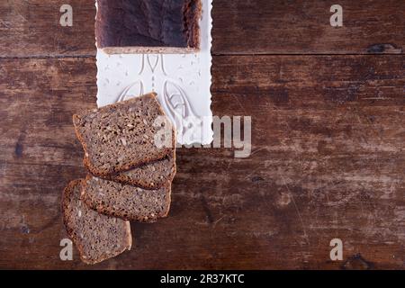 Roggenbrot mit Leinsamen, Sonnenblumenkernen und unreifem Dinkel Stockfoto