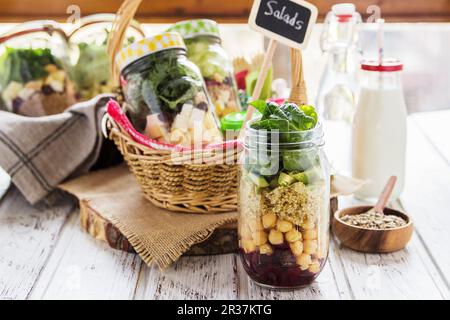 Verschiedene Salate in Gläsern für einen Brunch in einem Buffet zubereitet Stockfoto