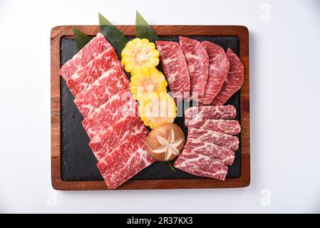 wagyu-Rinderteller, japanische Yakiniku-Platte, Barbecue-Platte, Wagyu-Rindfleischset Stockfoto