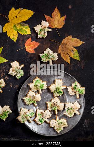 Herbstliche Ahornkekse mit Ahornsirup Stockfoto