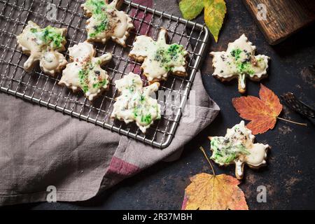 Herbstliche Ahornkekse mit Ahornsirup Stockfoto