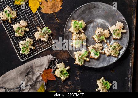 Herbstliche Ahornkekse mit Ahornsirup Stockfoto