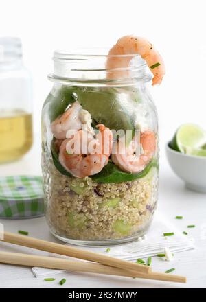 Riesengarnelen und Quinoa in einem Glas mit Limette und Baby Spinat Stockfoto