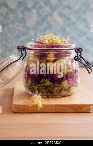 Mittagessen in einem Glas: Veganischer Salat in einem Glasgefäß Stockfoto