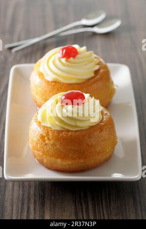 Rum baba (in Rum getränkter Hefekuchen, Frankreich) Stockfoto