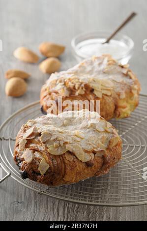 Chocolatine aux Amandes (Gebäck mit Schokolade und Mandeln, Frankreich) Stockfoto