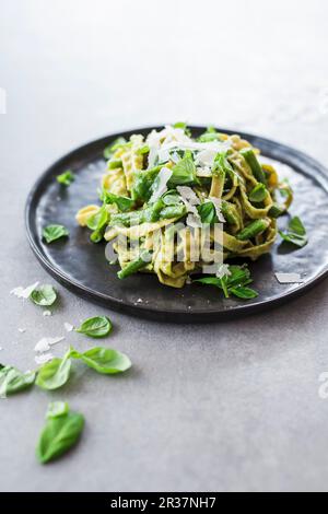 Sojabohne Pasta mit Pesto, Basilikum und Kenia Bohnen Stockfoto