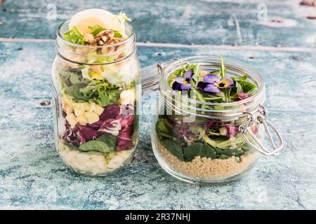 Nudelsalat mit Orzo und Quinoa-Salat in Glasgefäßen Stockfoto