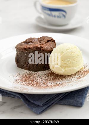 Schokoladen-Fondant mit Vanilleeis Stockfoto