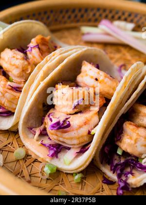 Pan Asian Shrimp Tacos mit Rotkohl und grüner Apfel slaw Stockfoto