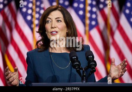 VALHALLA, NY, USA - 10. MAI 2023: Gouverneur Kathy Hochul spricht am SUNY Westchester Community College. Stockfoto