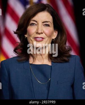 VALHALLA, NY, USA - 10. MAI 2023: Gouverneur Kathy Hochul spricht am SUNY Westchester Community College. Stockfoto