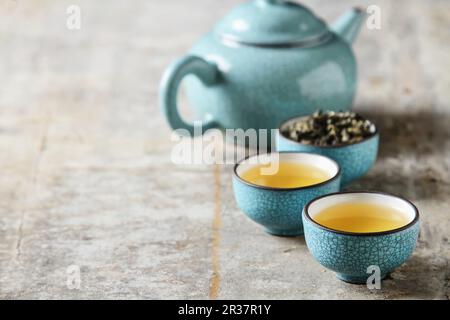 Porzellan chinesische Schalen, Stahl Teelöffel Stockfoto