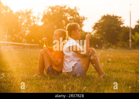 Zwei Mädchen im Teenageralter Stockfoto