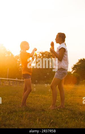 Zwei Mädchen im Teenageralter Stockfoto