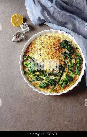 Gemüsequiche mit Brokkoli und Käse auf einem weißen Teller, traditionelle französische Küche Stockfoto