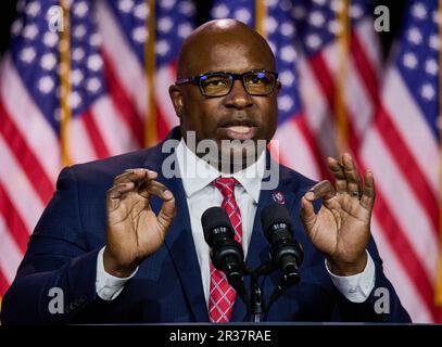 VALHALLA, NY, USA - 10. MAI 2023: Der Kongressabgeordnete Jamaal Bowman spricht am SUNY Westchester Community College. Stockfoto