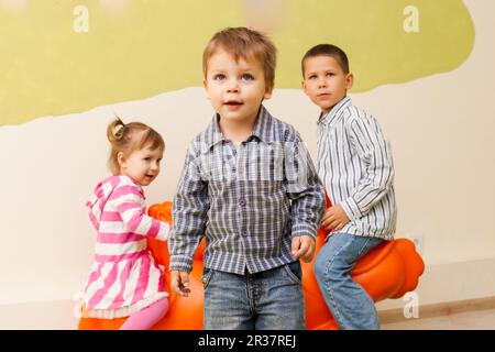 Kinder auf der Wippe Schaukelstuhl Stockfoto