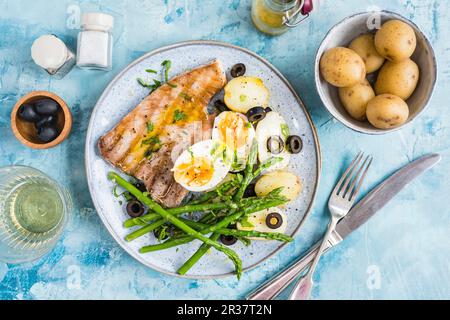 Thunfisch mit gekochten Kartoffeln, Spargel, Eiern und Oliven Stockfoto