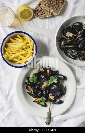 Miesmuscheln mit Pommes frites (von oben gesehen) Stockfoto